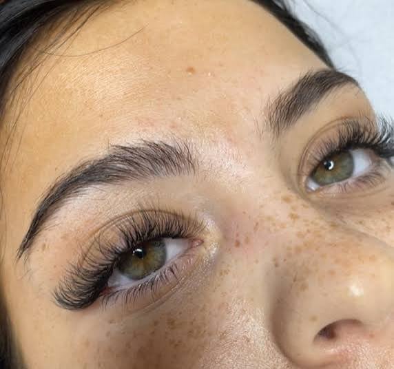 Eyelash extensions 