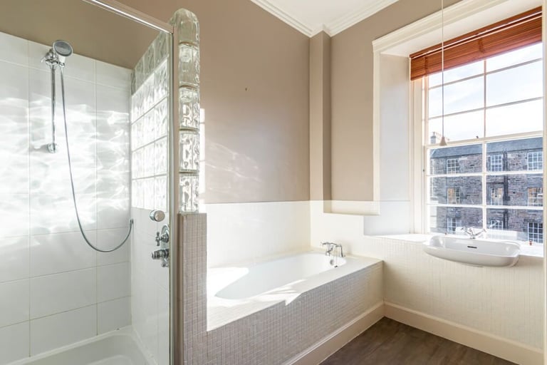 Incredible, 2 bedroom, 2nd floor property north of Edinburgh’s New Town – available November