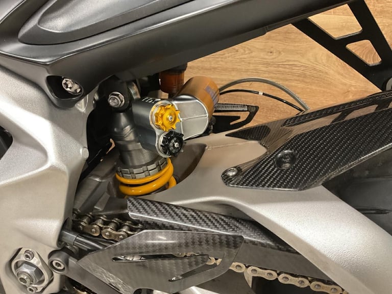 TRIUMPH DAYTONA MOTO2 765