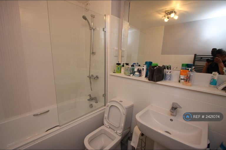 1 bedroom in Rhodeswell Road, London, E14 (#2421074)