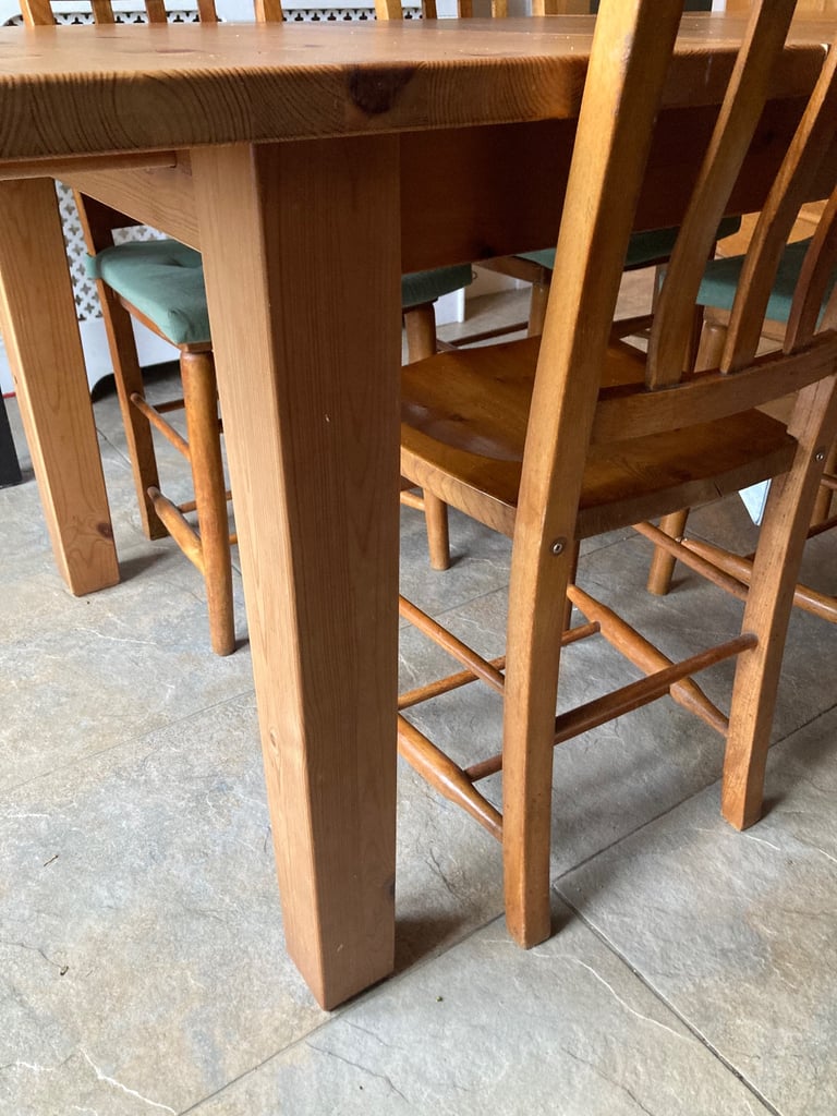 Extendable dining table and four chairs