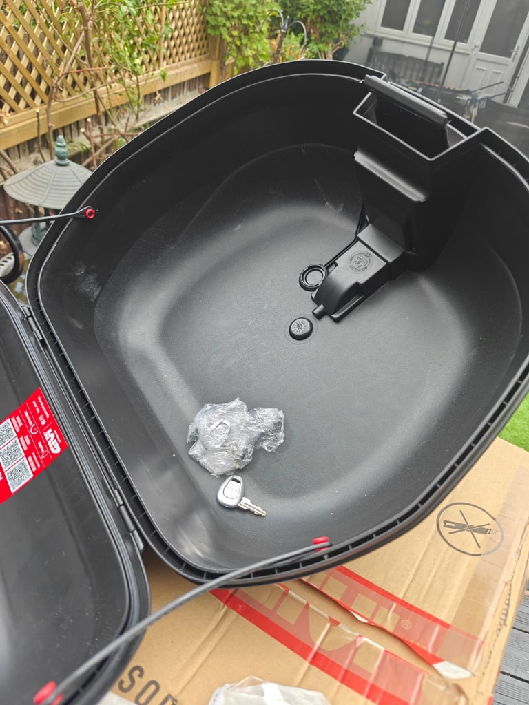 Givi E340NT2 Vision Monolock Top Case - 34 Litre with mounting plate