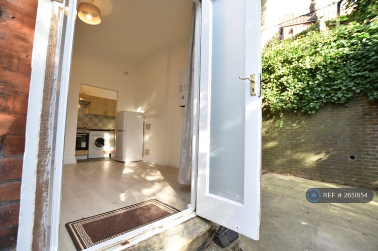 image for 1 bedroom flat in Hart Hill Drive, Luton, LU2 (1 bed) (#2651854)