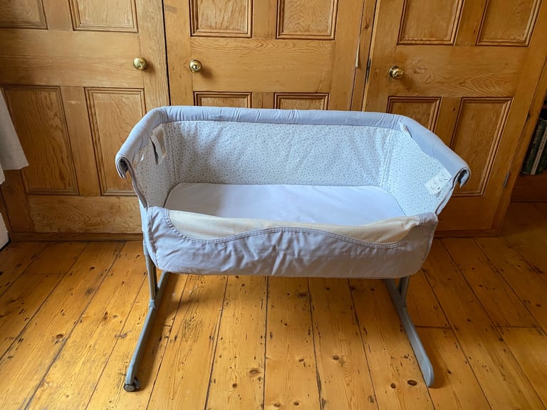 Chicco Next to Me Baby Crib (with four sheets included)