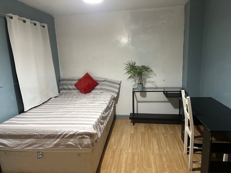 Double bedroom near to university 