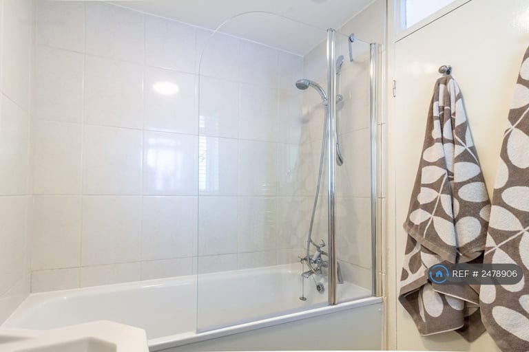 1 bedroom flat in Cooper Close, London, SE1 (1 bed) (#2478906)