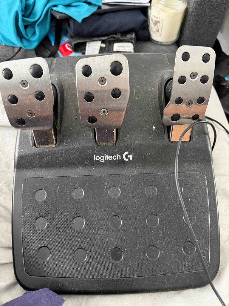G29 steering wheel wiv pedal