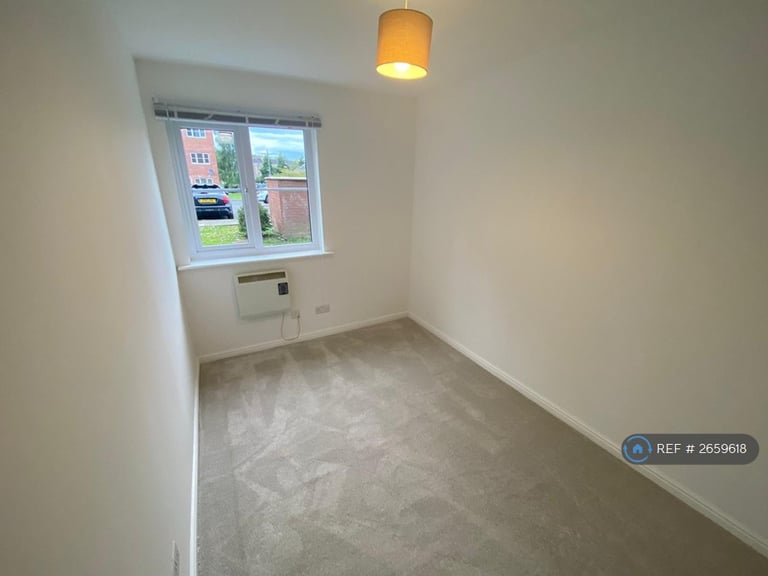 2 bedroom flat in Main Street, Glasgow, G40 (2 bed) (#2659618)