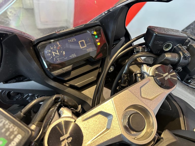 Honda CBR 650 R 2023 with only 988 miles 