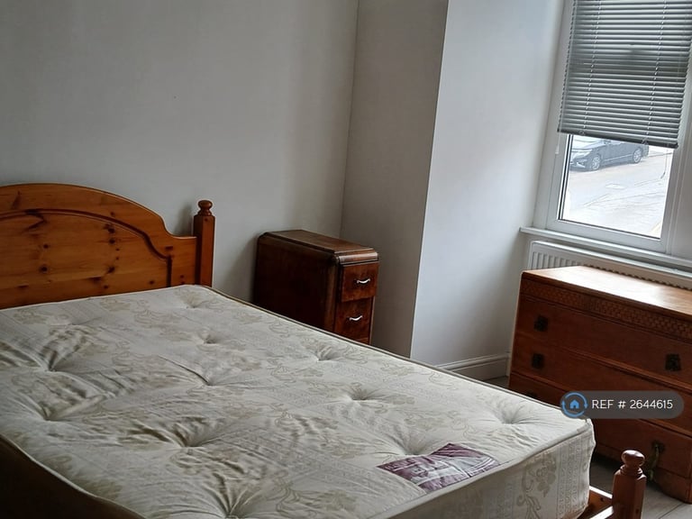 1 bedroom flat in Vale Road, London, N4 (1 bed) (#2644615)