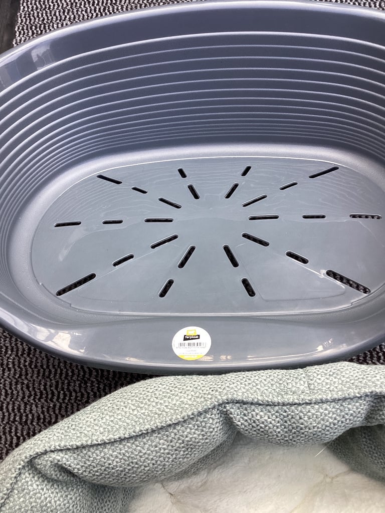  Brand new unused Small cat/ puppy bed by Scruffs also  small hard plastic bed £20 for both