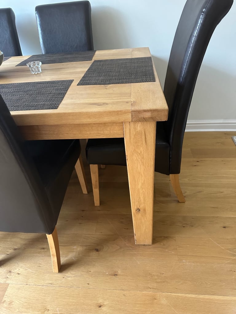 OAK DINING TABLE AND 6 CHAIRS 