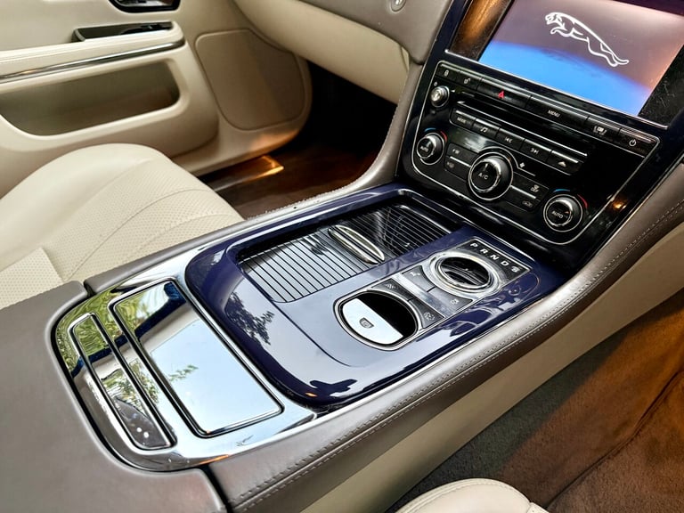 2010 Jaguar XJ 3.0d V6 Premium Luxury 4dr Auto SALOON DIESEL Automatic
