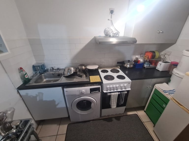 One Bedroom Anex With  Shower/Toilets in Croydon Next to Threrapia Lane Tram Stop