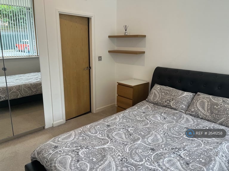 2 bedroom flat in Warwickgate House, Old Trafford, Manchester, M16 (2 bed) (#2641258)
