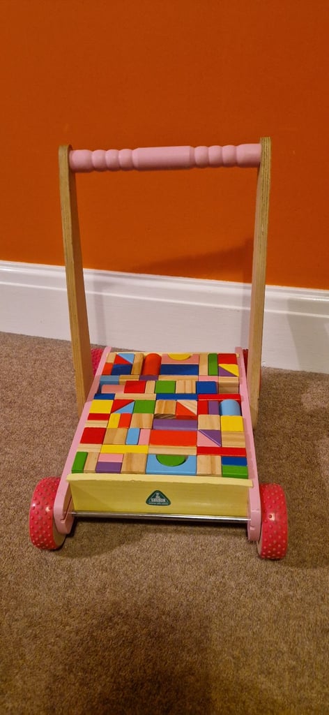 EARLY LEARNING CENTRE WOODEN PUSH ALONG TROLLEY WITH BRICKS. EXCELLENT.