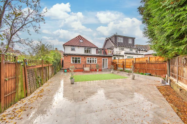 Spacious modern 4 bedroom house, located off shirehall Lane, NW4