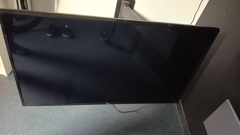 image for LG 43" (43UK6300PLB) 4K HDR Smart TV + One For All WM5650 Full Motion Bracket