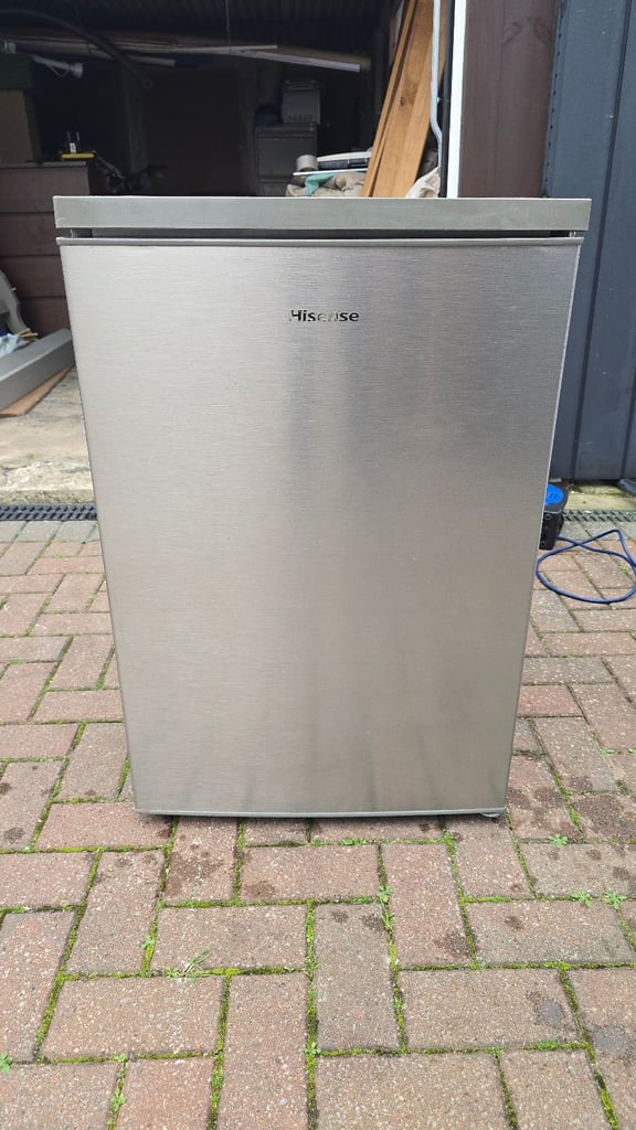 Hisense Metallic Silver Fridge - Good condition & Fully working - Can deliver locally from £7