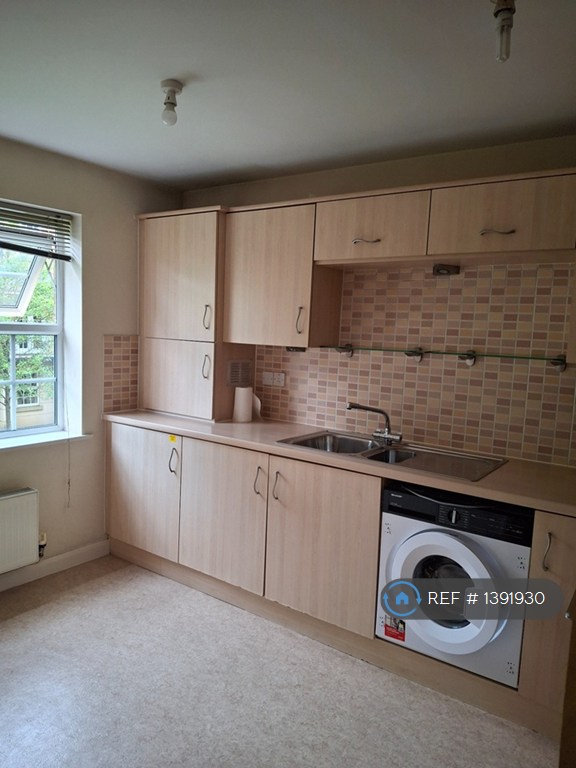 2 bedroom flat in Lion Court, Northampton, NN4 (2 bed) (#1391930)