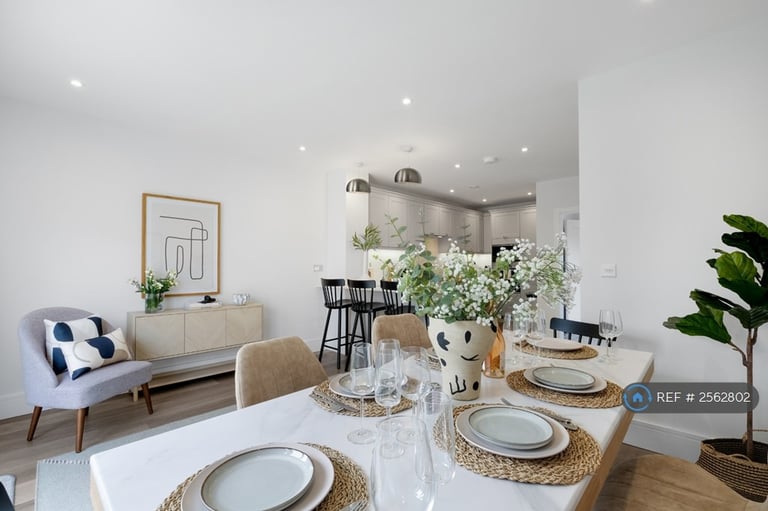 3 bedroom house in Green Park Village, Reading, RG2 (3 bed) (#2562802)