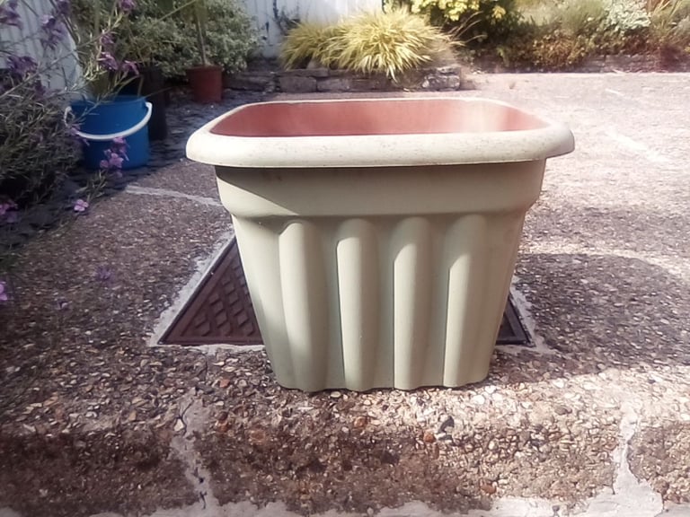 image for Large garden plant pot. £3