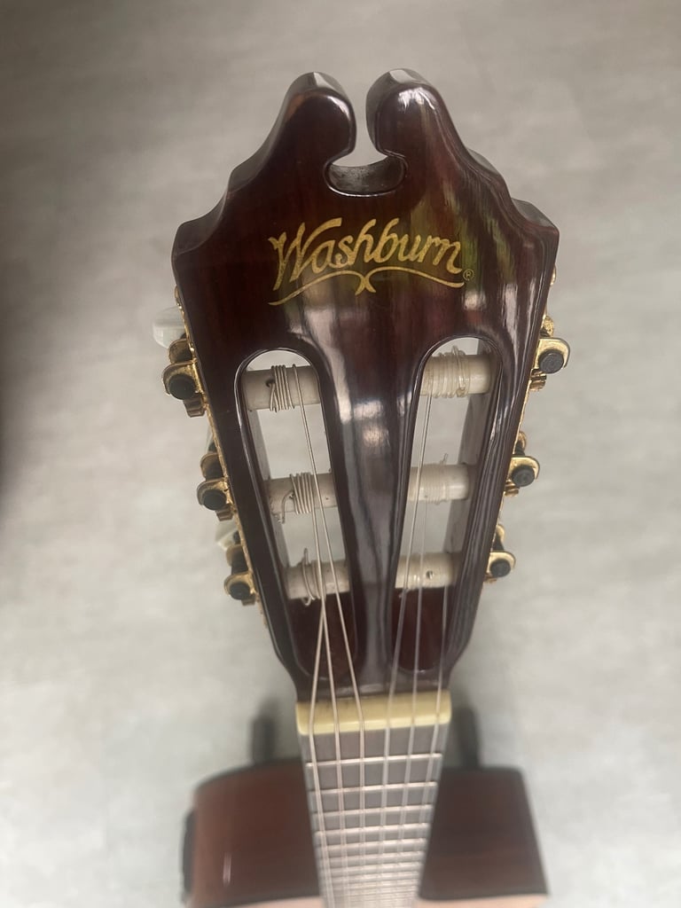Washburn C104 SCE classical electric acoustic guitar