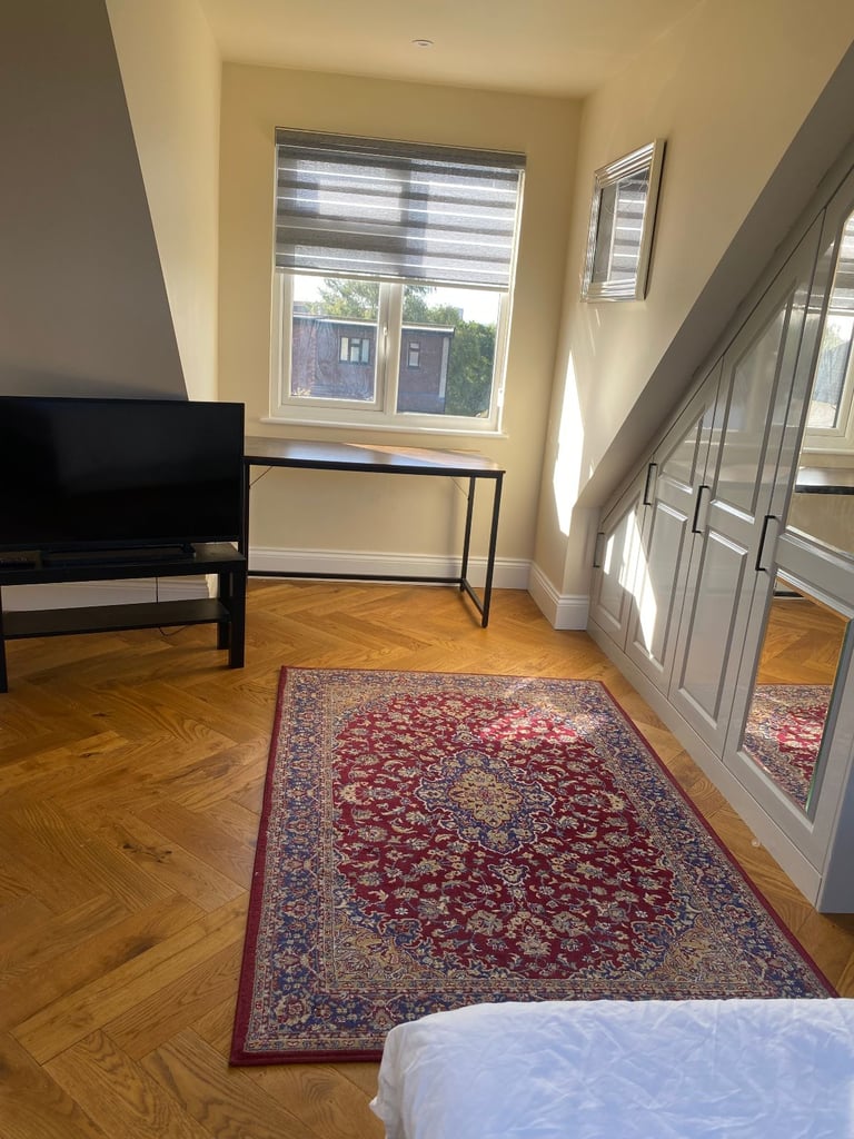 Beautifully Decorated En-suite Room in Hendon Central Location, ideal for Professional Female 