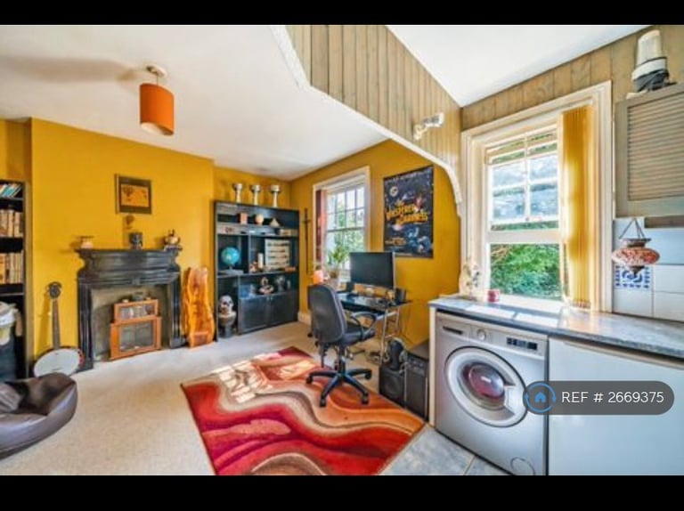 Studio flat in York Road, Guildford, GU1 (#2669375)