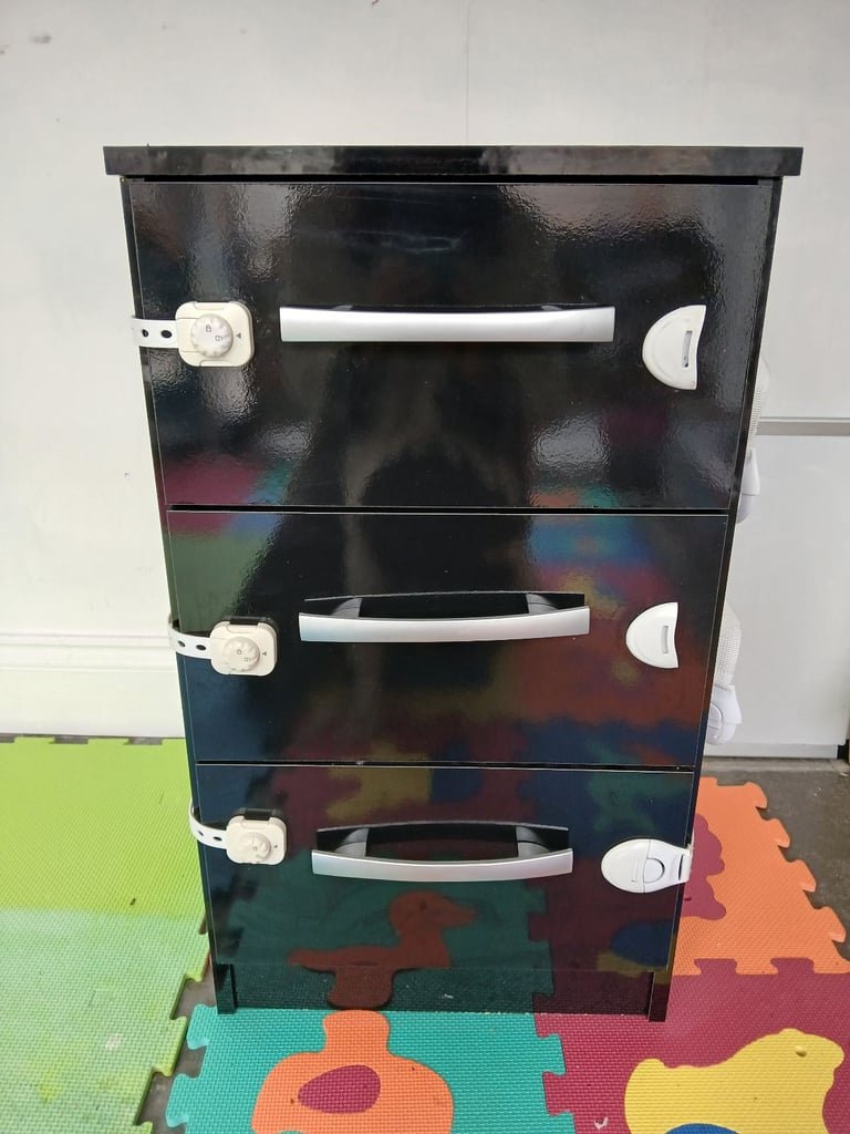 Small chest of drawers in black gloss