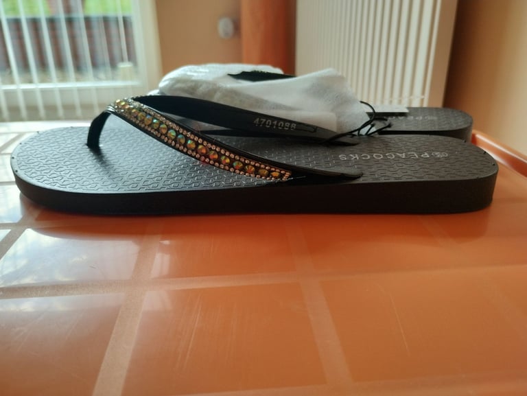 2 pairs of Peacock brand new women's slippers. Size 5-6