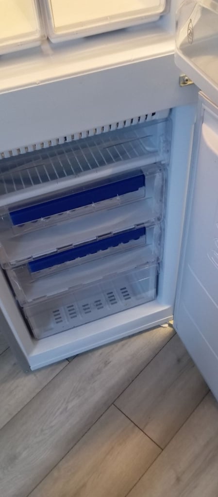 Hotpoint freestanding 55cm silver frost free fridge freezer in good condition 