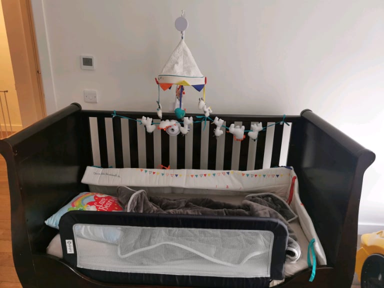Silver cross toddler bed and changing unit / chest of drawers 