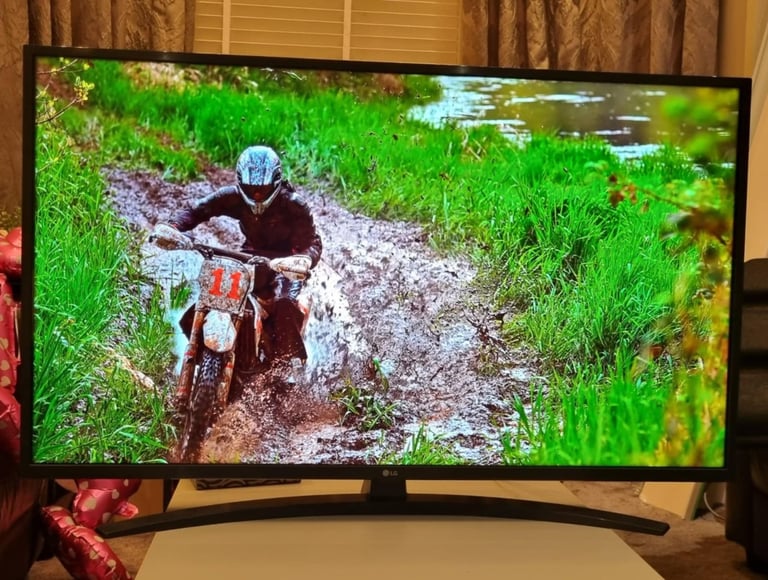 Lg 43" smart 4k tv in excellent condition 