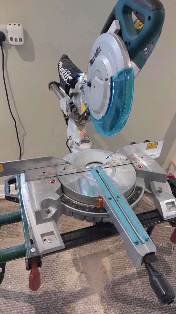 image for Makita 260mm mitre saw