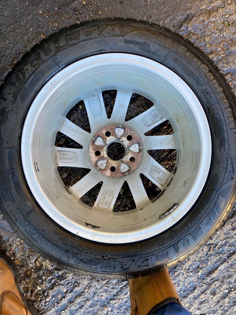 Seat Ibiza Alloy Wheels With Nearly New  185/60/15 Fulda Tyres. 6jx15 6J0601025m