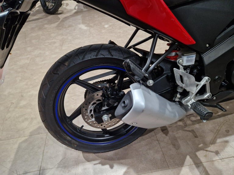 HONDA CBR 125 IN WHITE AND RED