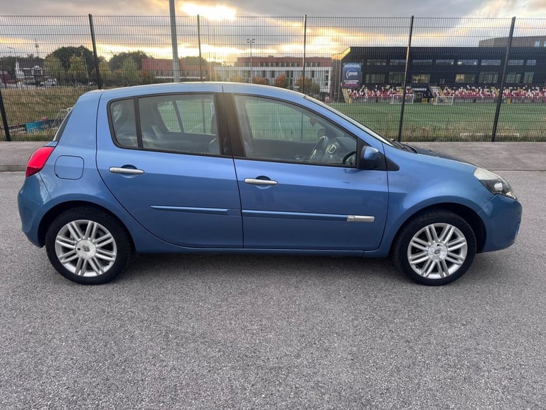 2011 Renault Clio 1.6 VVT Initiale TomTom Auto Euro 5 5dr HATCHBACK Petrol Automatic