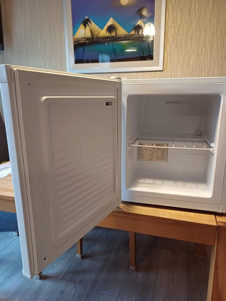 AS NEW CURRYS ESENTIALSCOUNTER TOP FREEZER