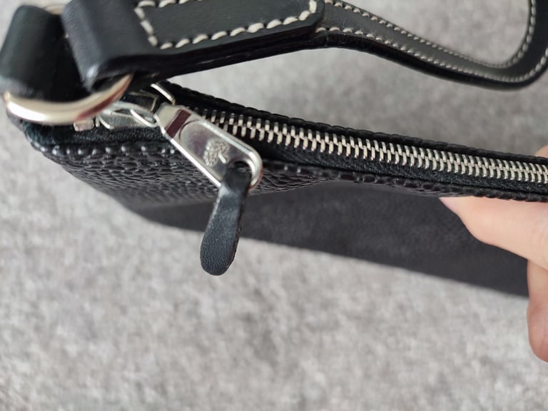 Black ladies mulberry handbag