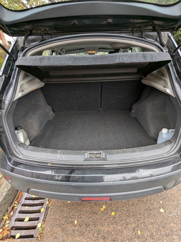 2011 Nissan Qashqai for repair or parts.