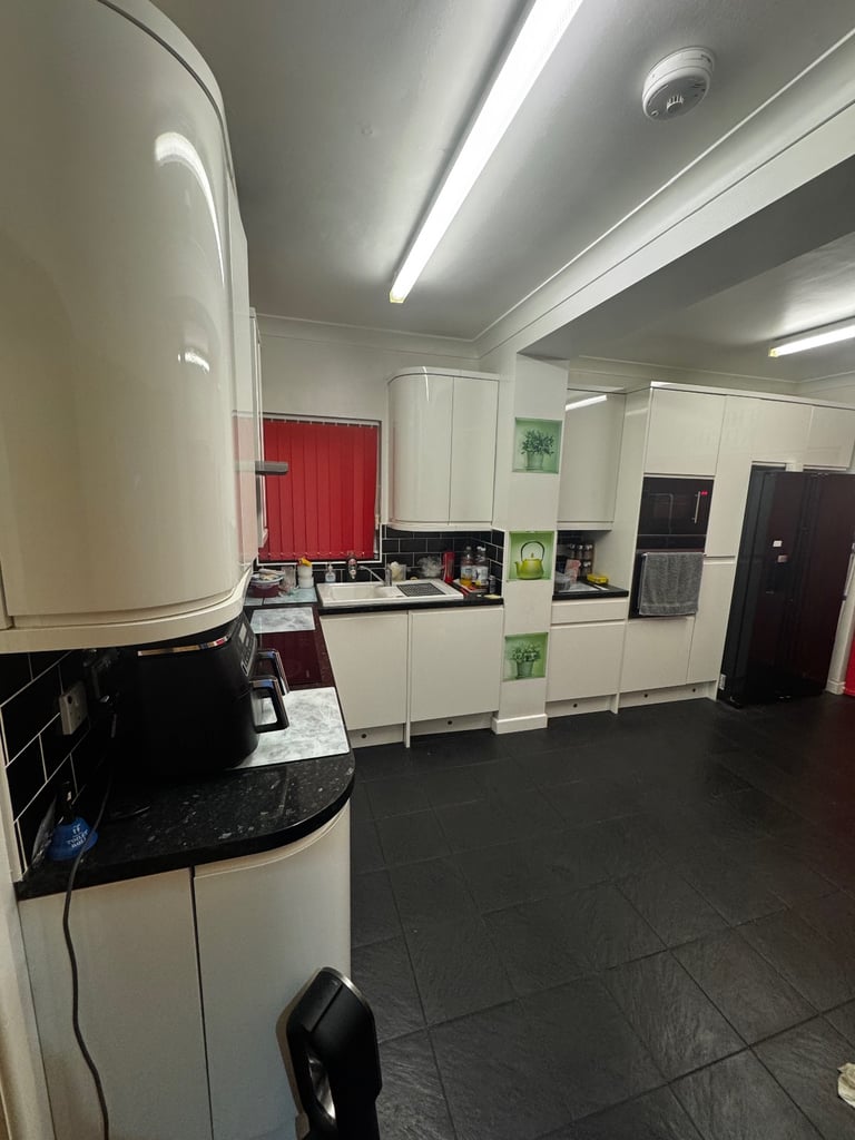 Kitchen units and appliances 