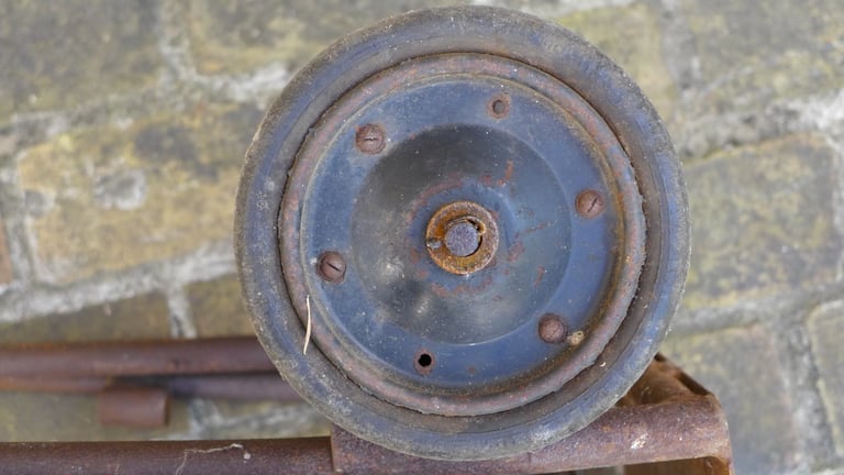  VINTAGE ANTIQUE INDUSTRIAL WORK HORSE: METAL SACK BARROW. SACKBARROW. TRUCK.