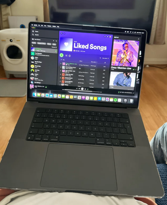 16 inch Macbook Pro M3 Pro, 18GB Ram, 512GB SSD