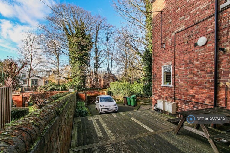 7 bedroom flat in Waterloo Crescent, Nottingham, NG7 (7 bed) (#2657439)