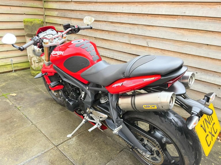 2011 // 11 Triumph Street Triple 675 £2800 Red 21813 miles.