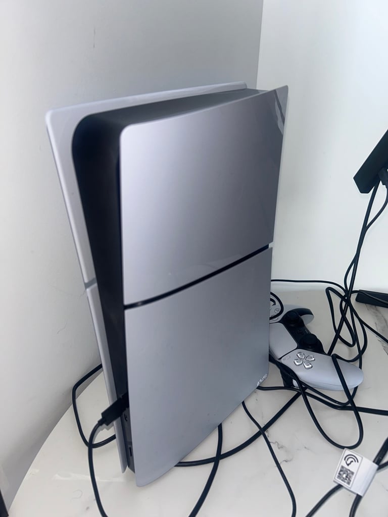 PLAYSTATION 5 SLIM BRAND NEW USED 2 TIMES