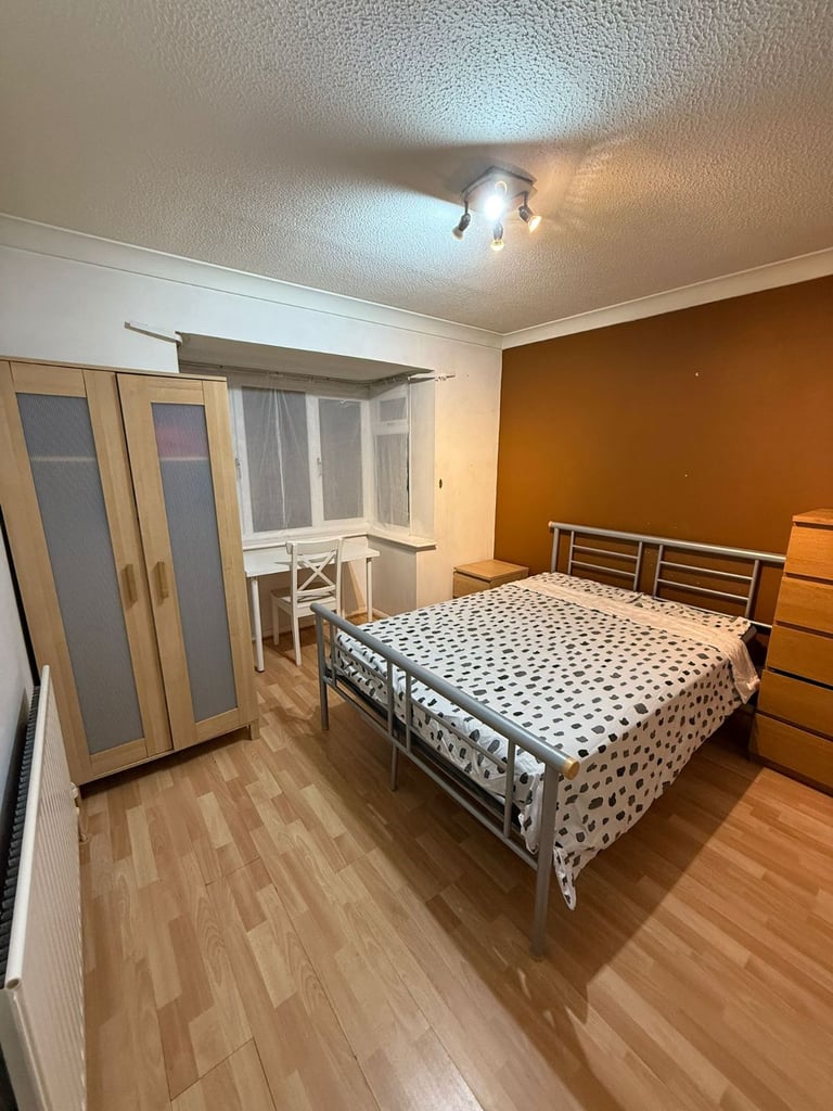 Spacious Double Room to Rent – Sutton Common Road – NO DEPOSIT