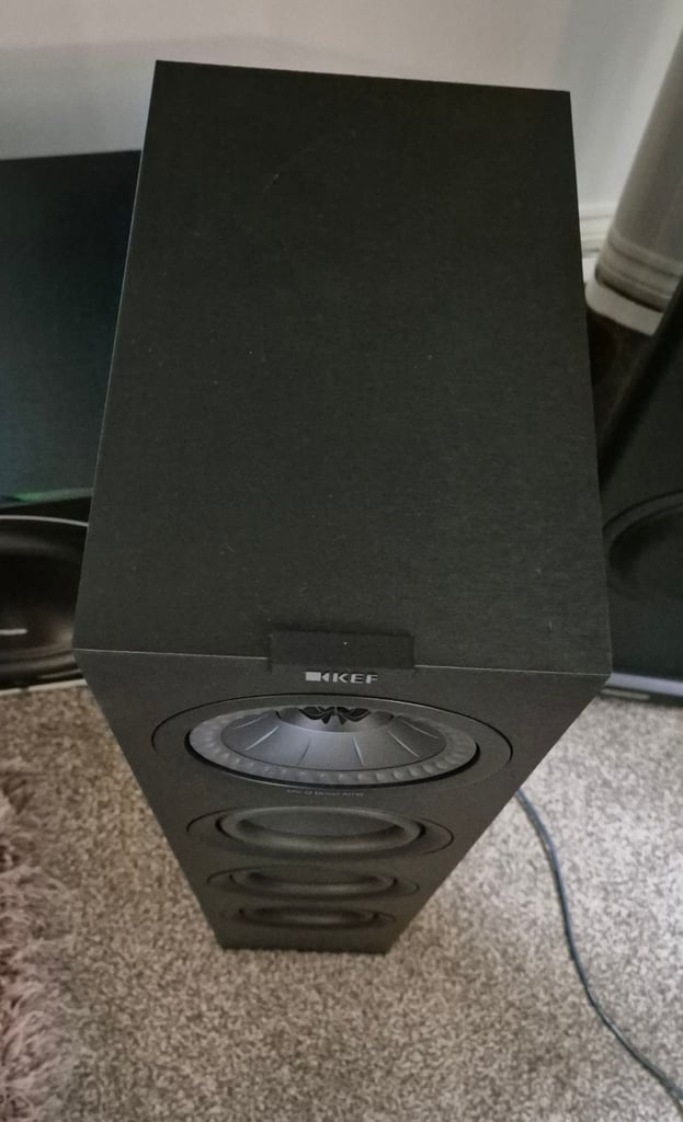 Kef q550 floorstanding speakers in black
