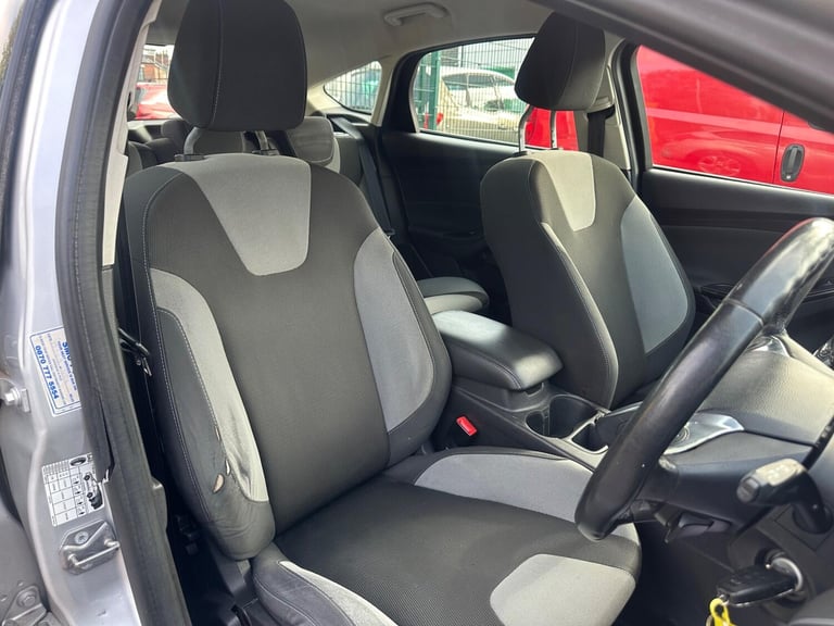 2011 Ford Focus 1.6 TDCi Zetec Euro 5 (s/s) 5dr HATCHBACK Diesel Manual